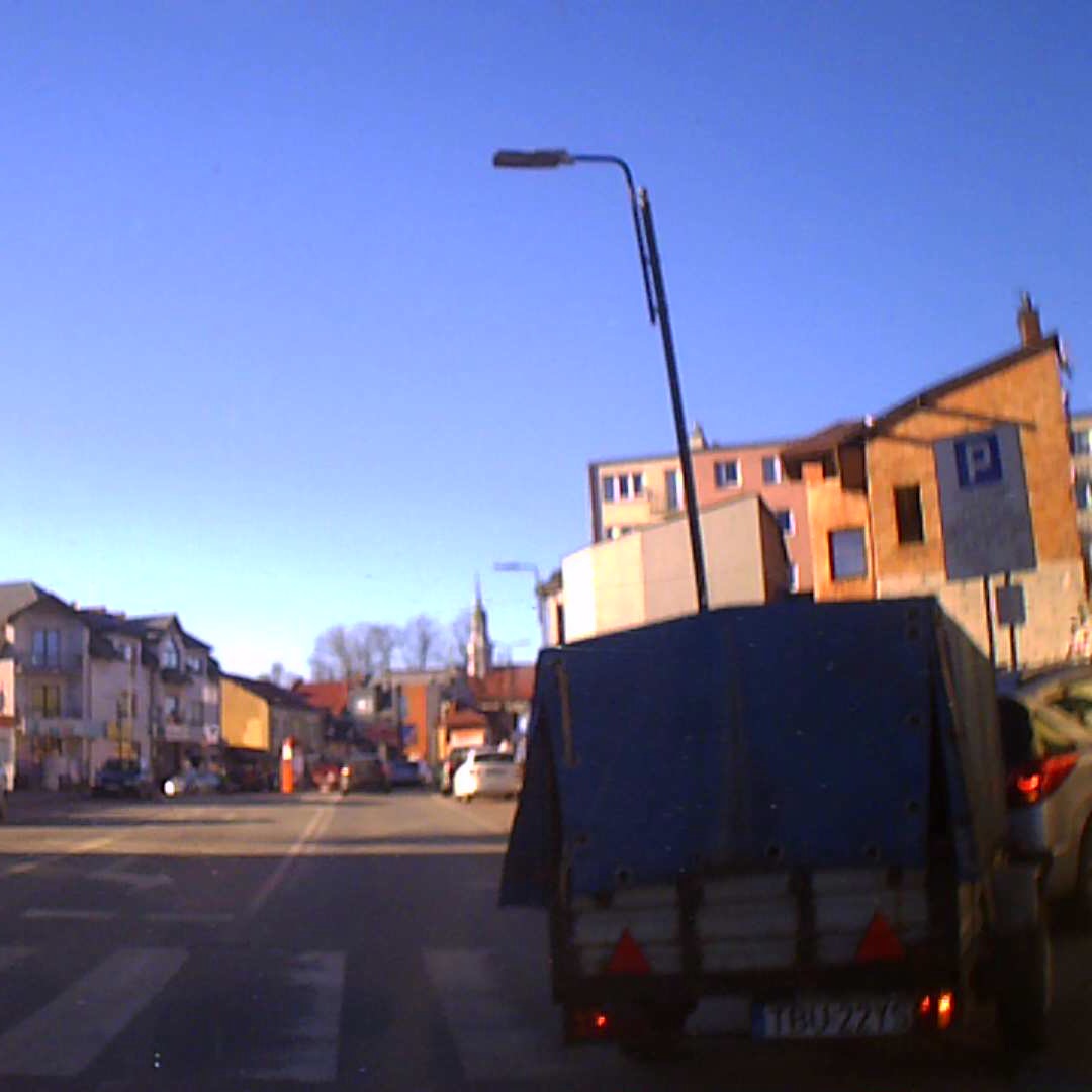 Wolny parking znajduje się 20 m dalej! Od kiedy, to można jeździć po chodniku oraz przejściu dla pieszych ...