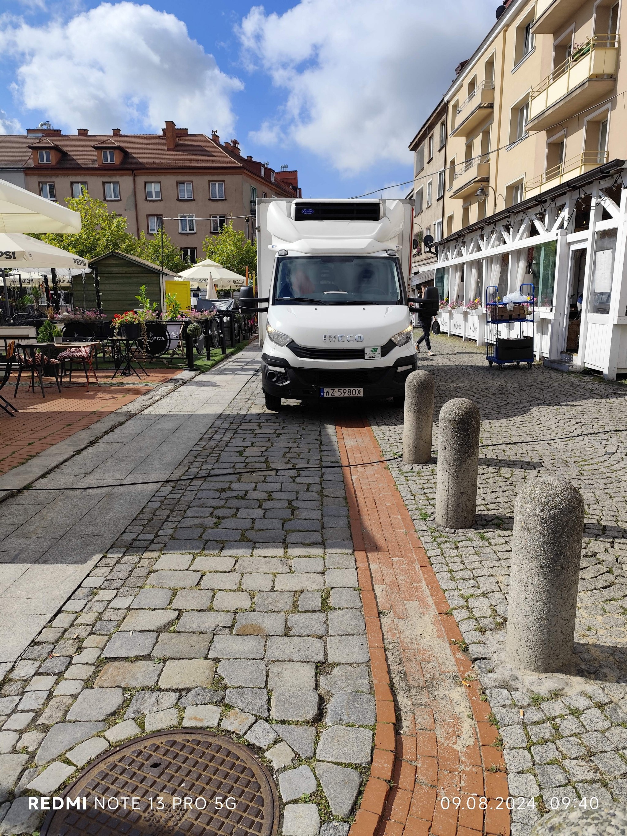 Idioto chodnik to nie parking, jeszcze silnik zostawiłeś włączony!