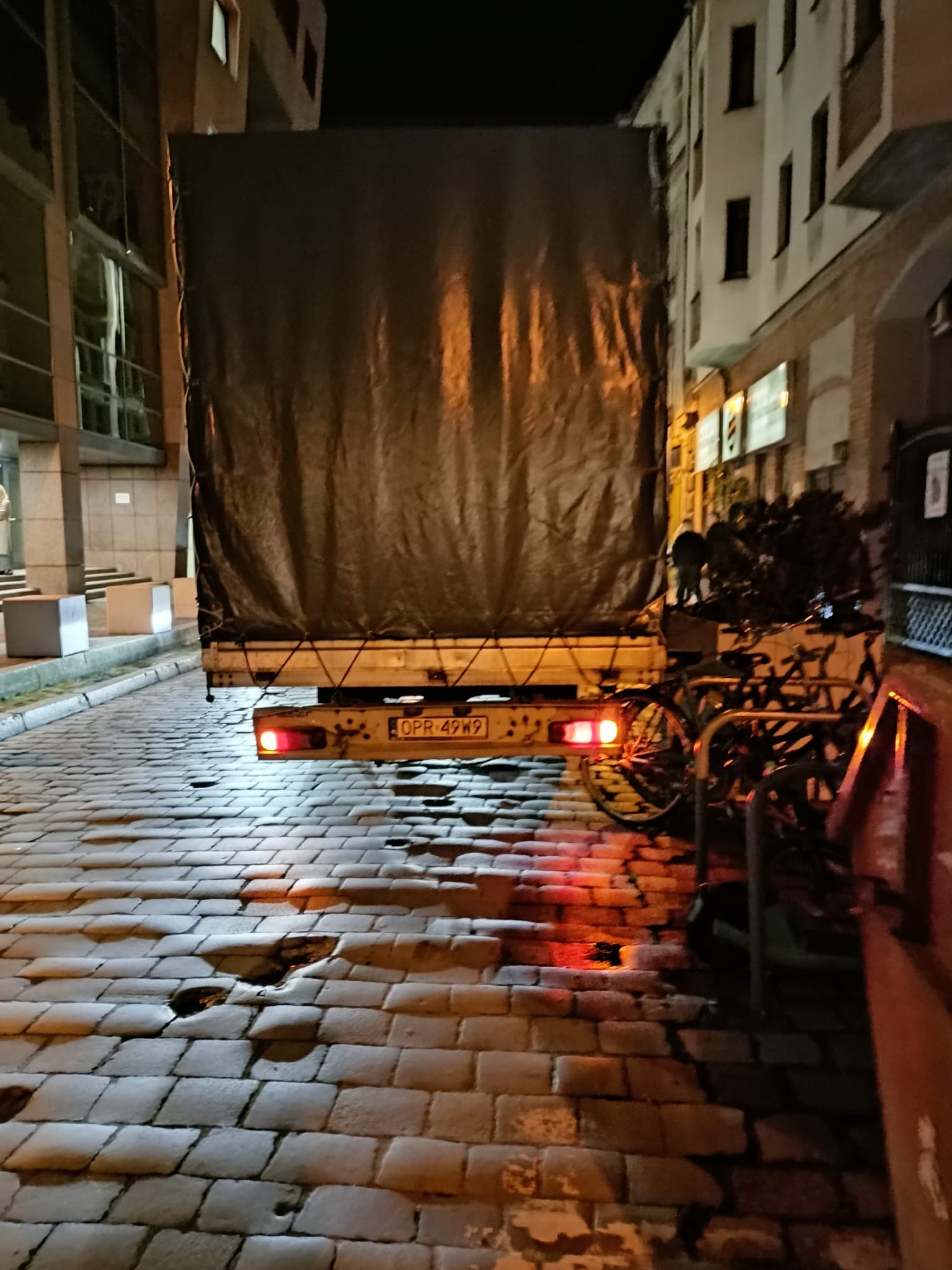 Pojazd o numerach OPR49W9 uczestniczył w wypadku