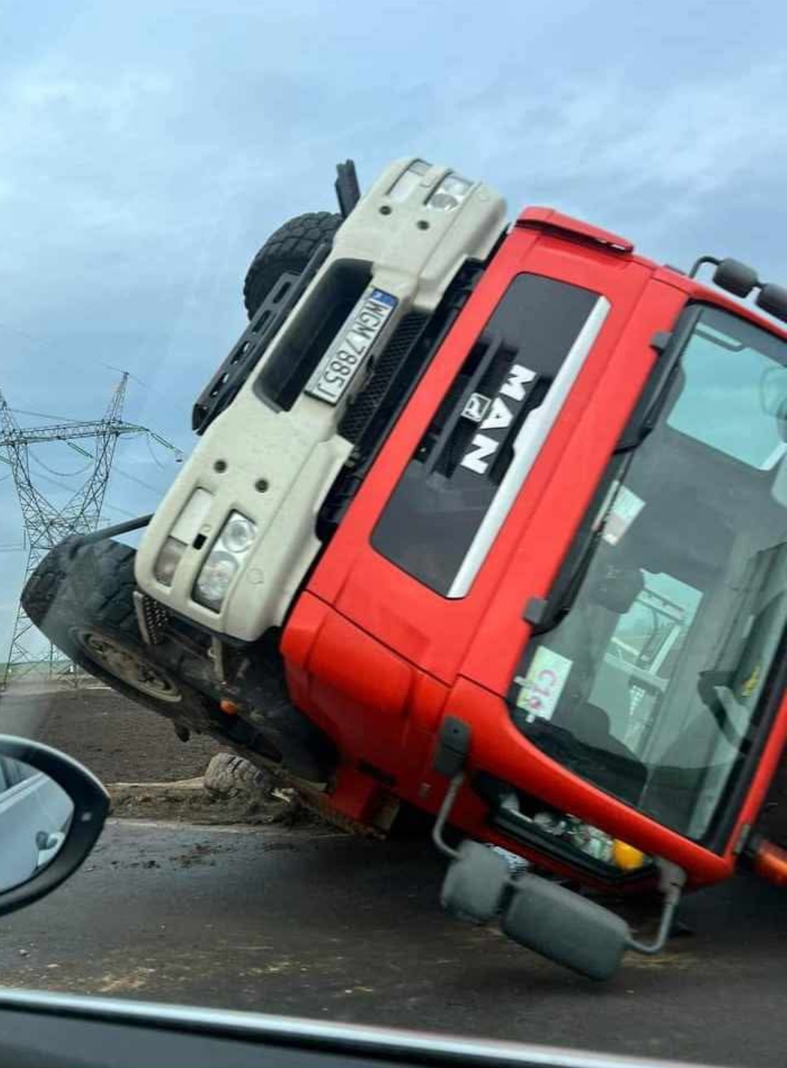 Pojazd o numerach WGM7885J uczestniczył w wypadku