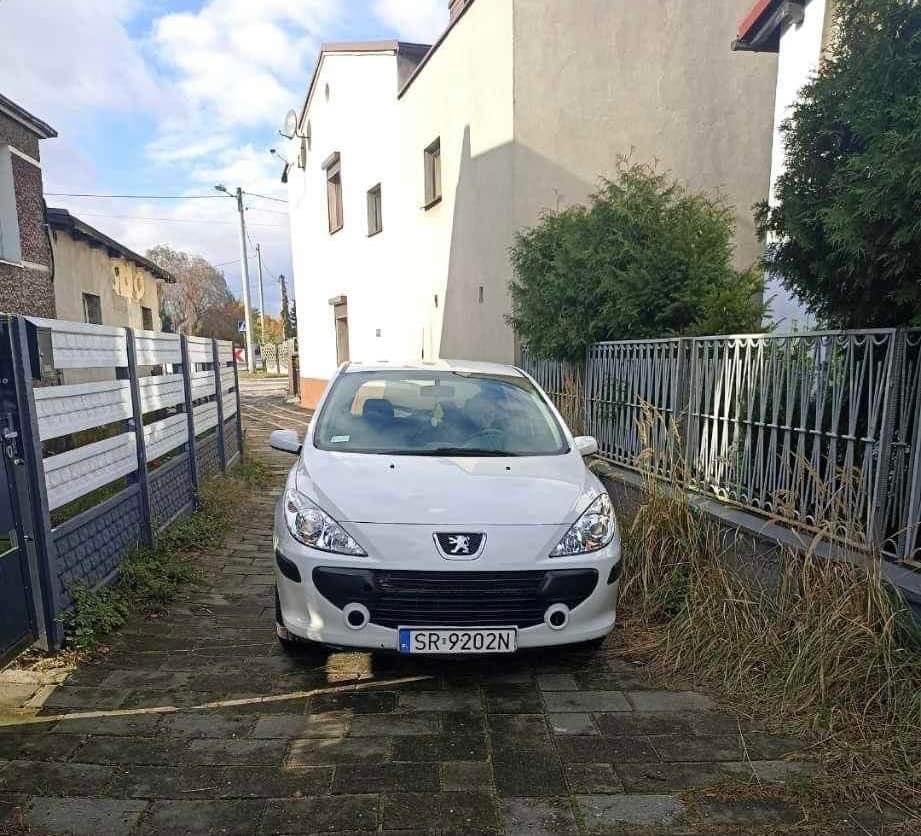 Skradziono pojazd o numerach rejestracyjnych SR9202N