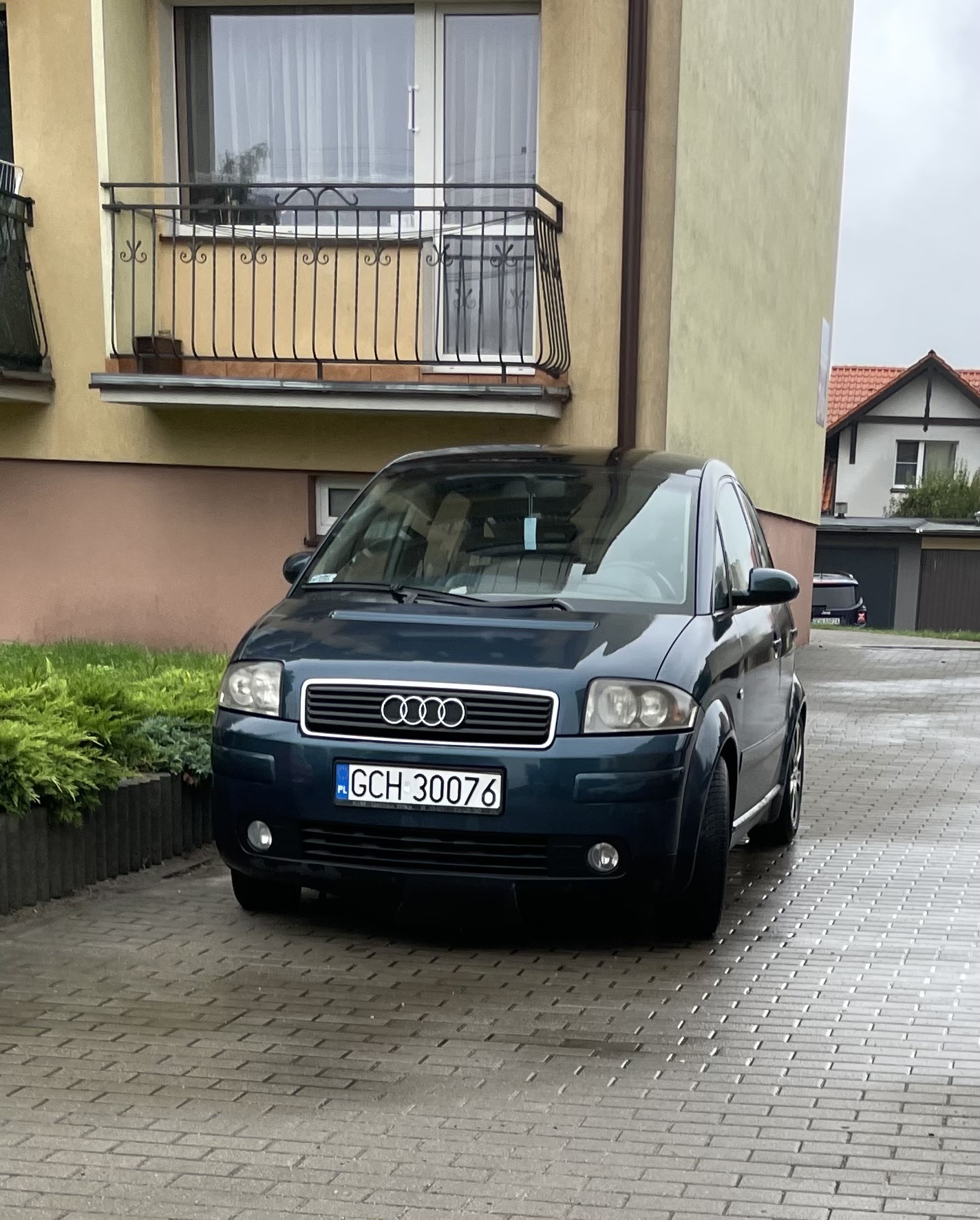 Nieustannie ten 23 letni pojazd parkowany jest w miejscu przeznaczonym dla mieszkańców innego budynku.