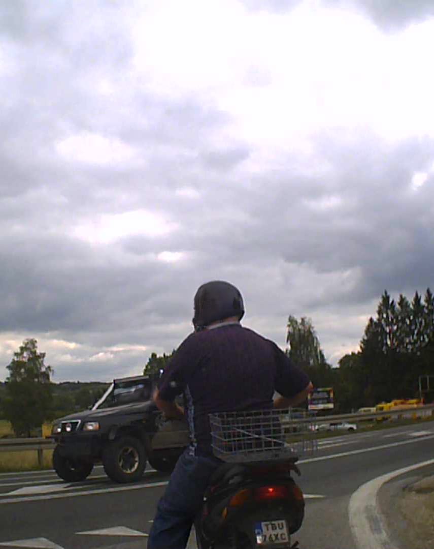 Ten skuter to pochodzi z czasu epoki kamieniołomu! Nie wiadomo kiedy hamuje, bo nie zaświeca się światło ...