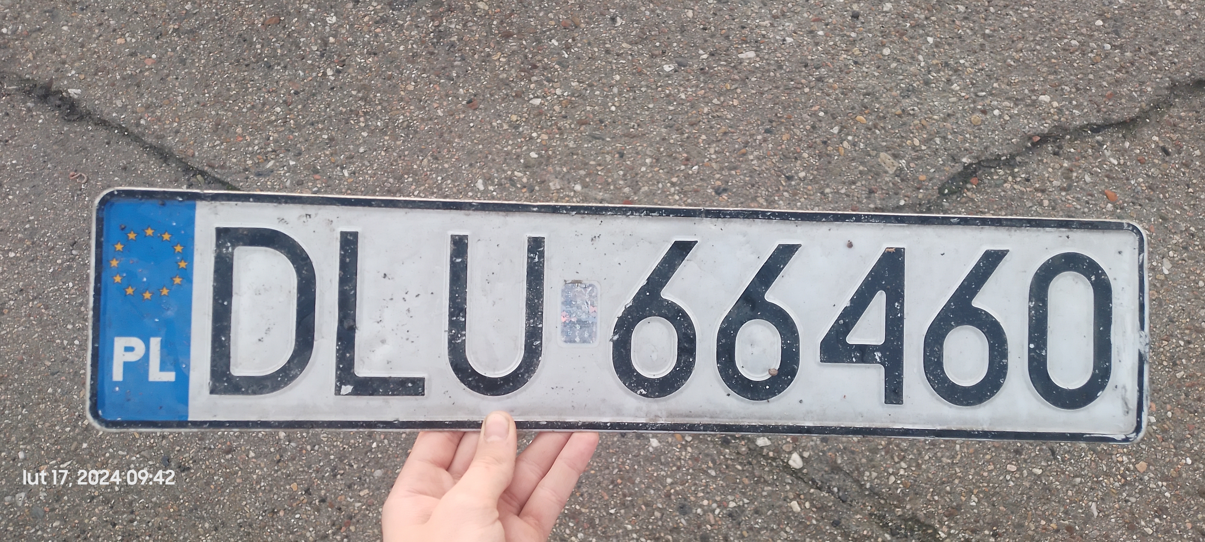 Znaleziono tablicę rejestracyjną o numerach DLU66460