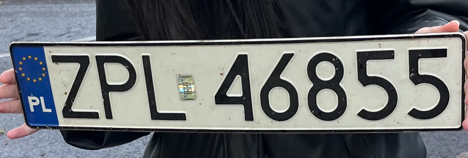 Znaleziono tablicę rejestracyjną o numerach ZPL46855
