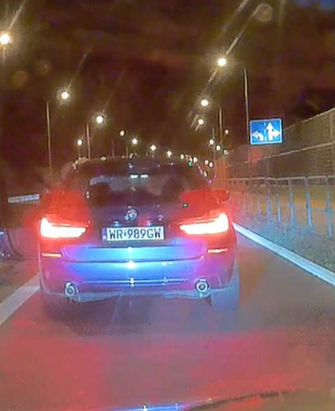 Pirat drogowy w pojeździe o numerach rejestracyjnych WR989GW