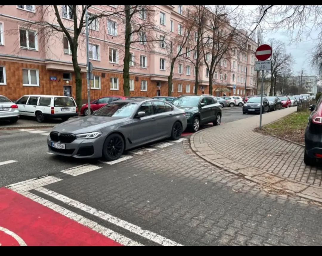 Mistrz parkowania w pojeździe o numerach WE2H904