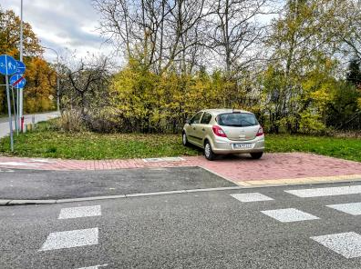 Współczuję braku mózgu..... Brak słów, wpakował się tam przejeżdżając przez przejście dla pieszych