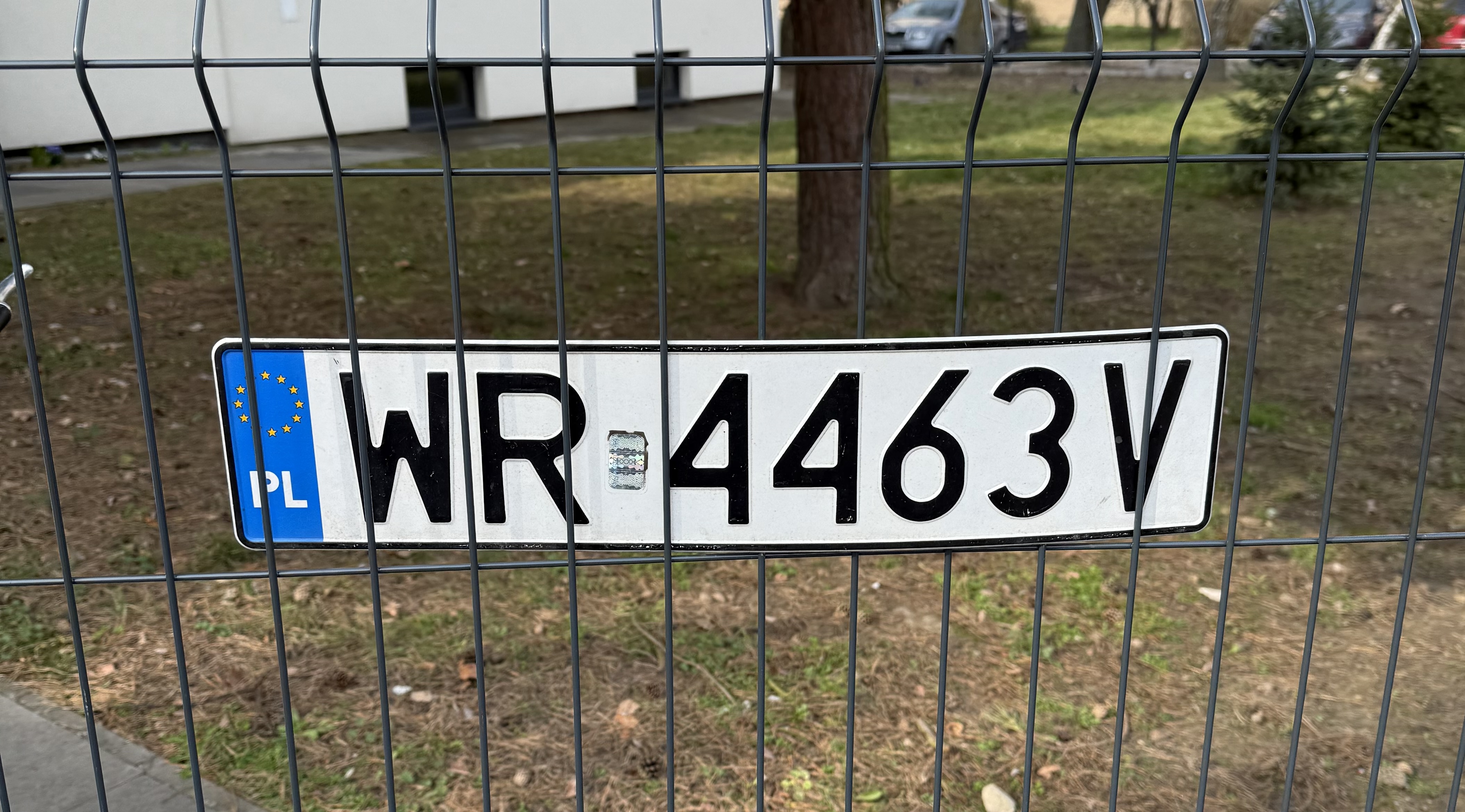 Znaleziono tablicę rejestracyjną o numerach WR4463V