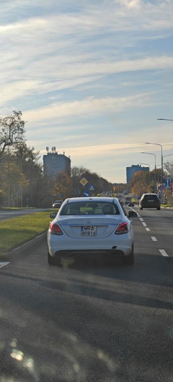 Uwaga na tą kretynkę, jeździ jak czubek.
