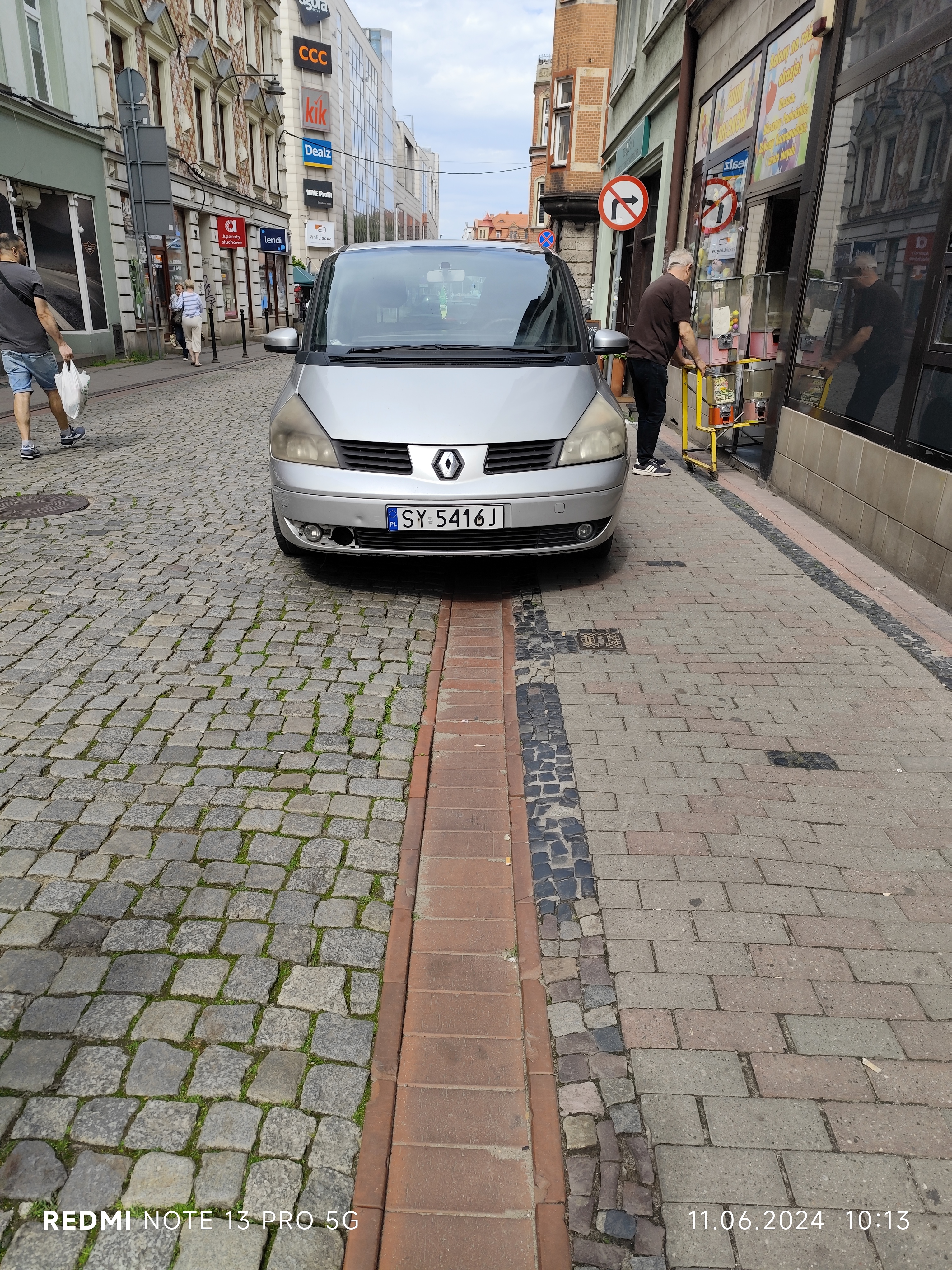 Mistrz parkowania w pojeździe o numerach SY5416J