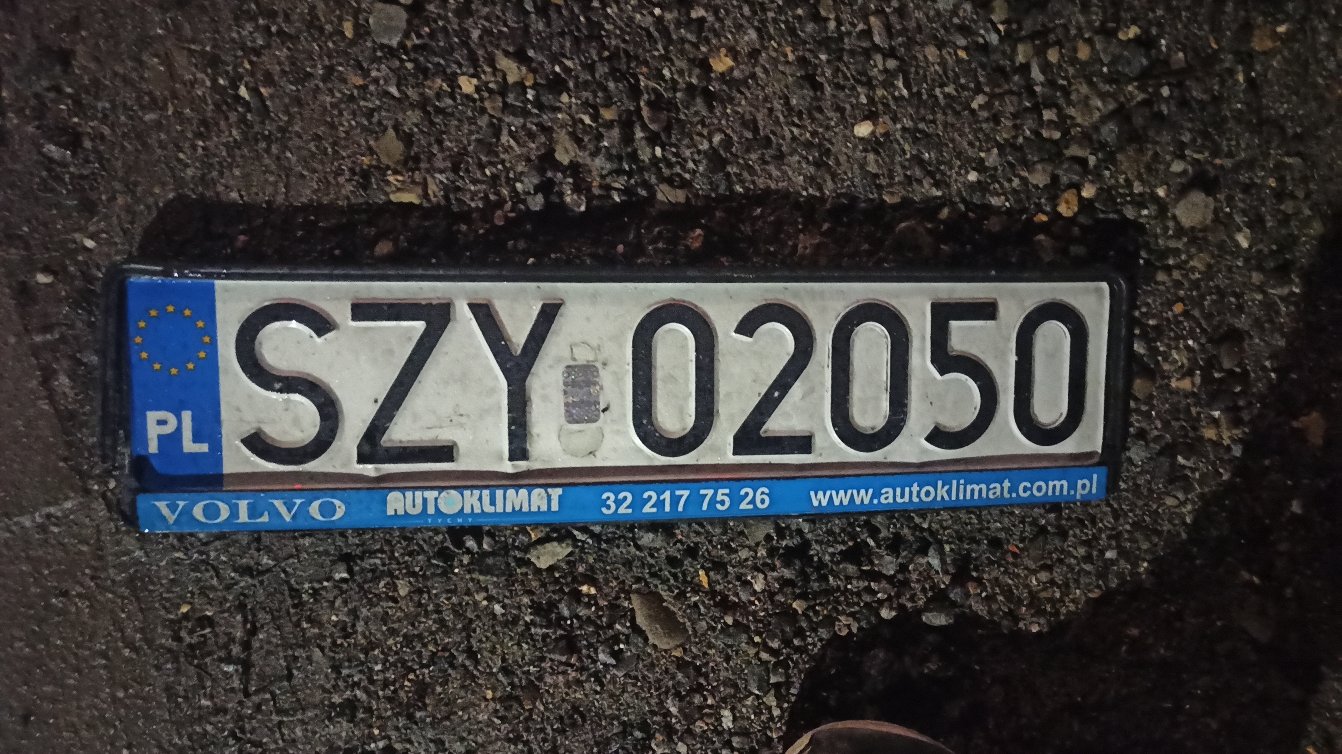 Znaleziono tablicę rejestracyjną o numerach SZY02050