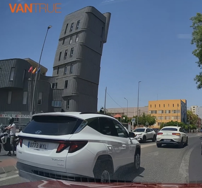 Cruza carril en rotonda sin tener prioridad.
