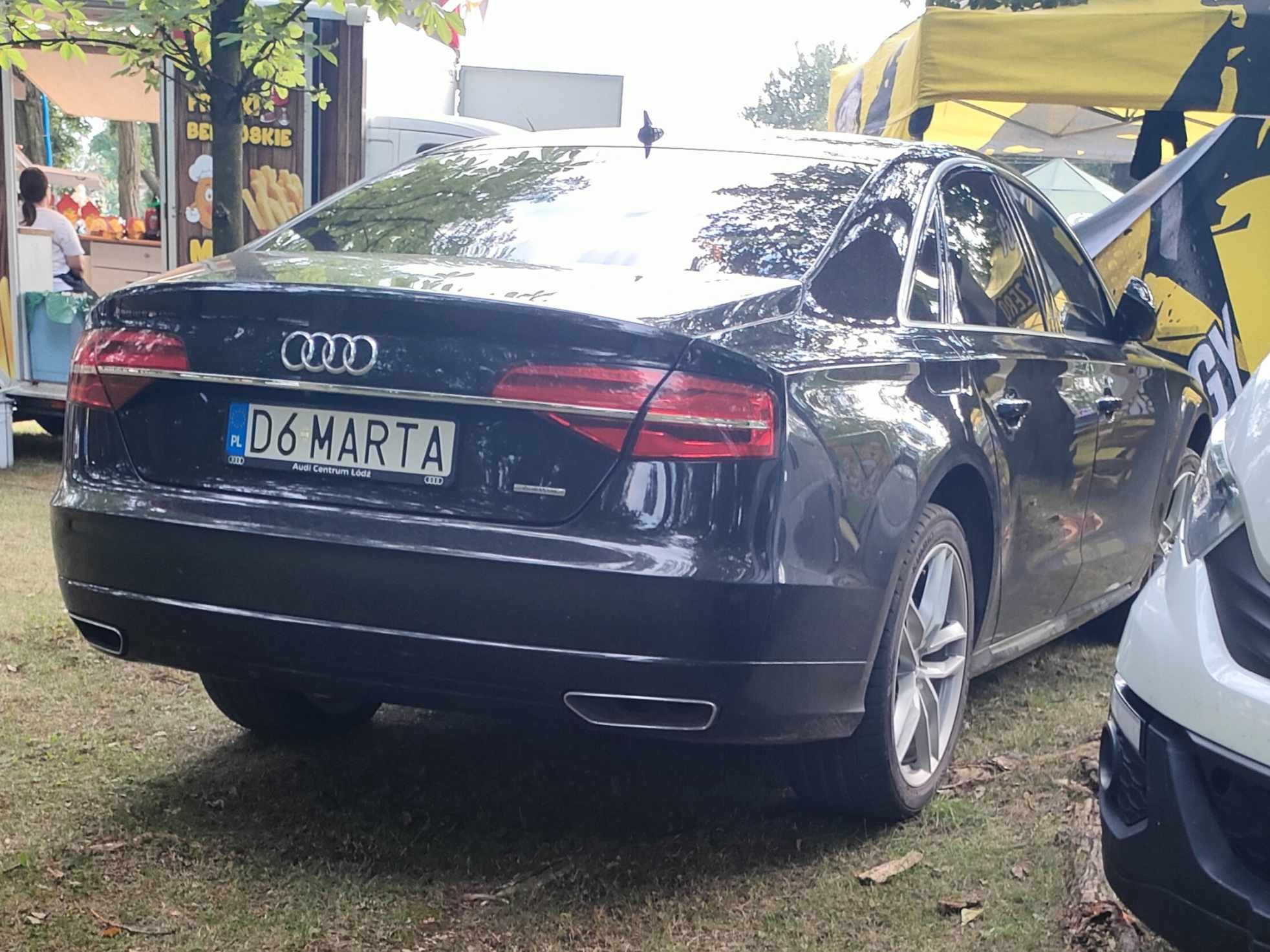 Opel Corsa? Inne strony pokazują poprawnie Audi A8