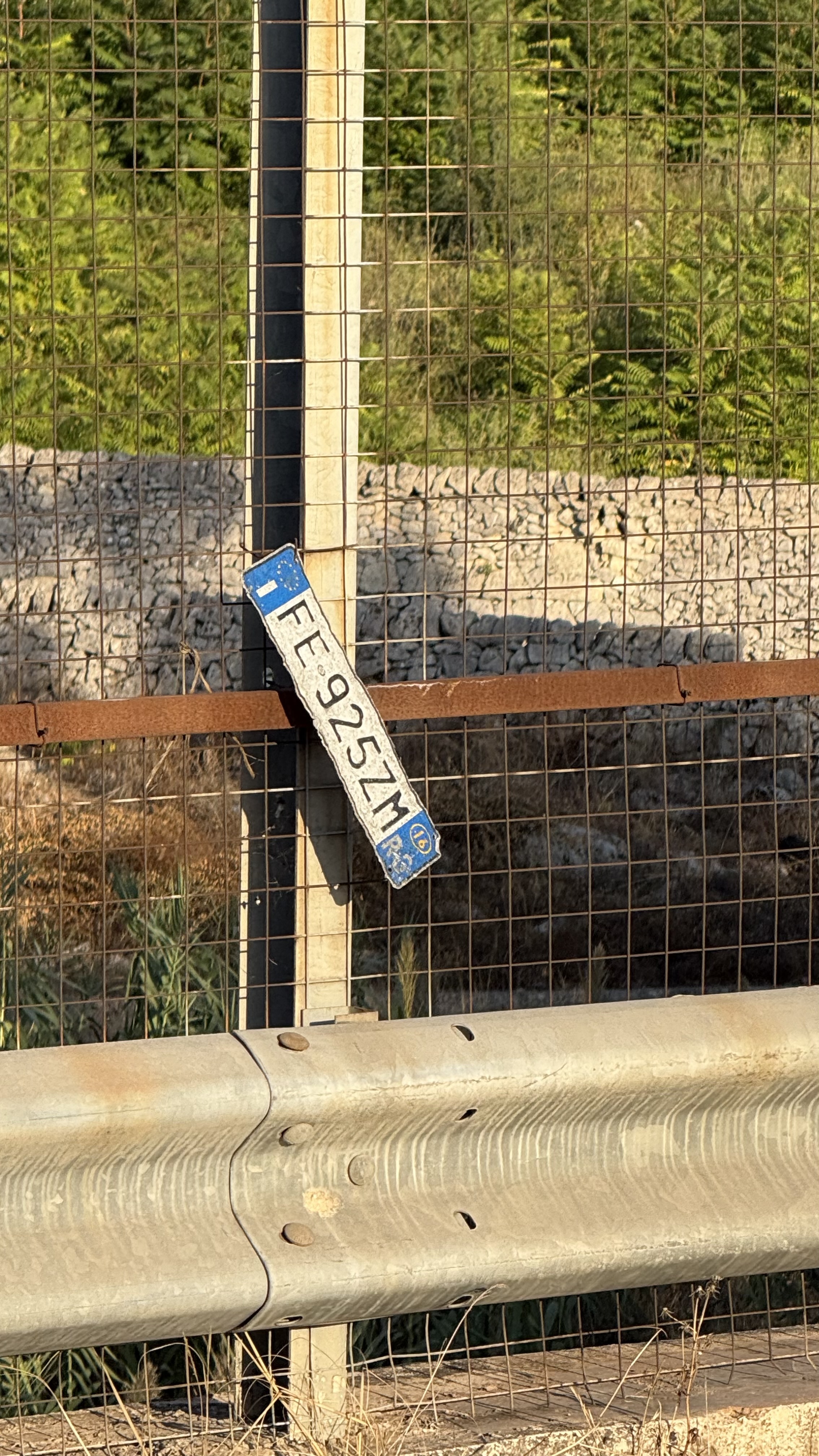 Znaleziono tablicę rejestracyjną o numerach FE925ZM