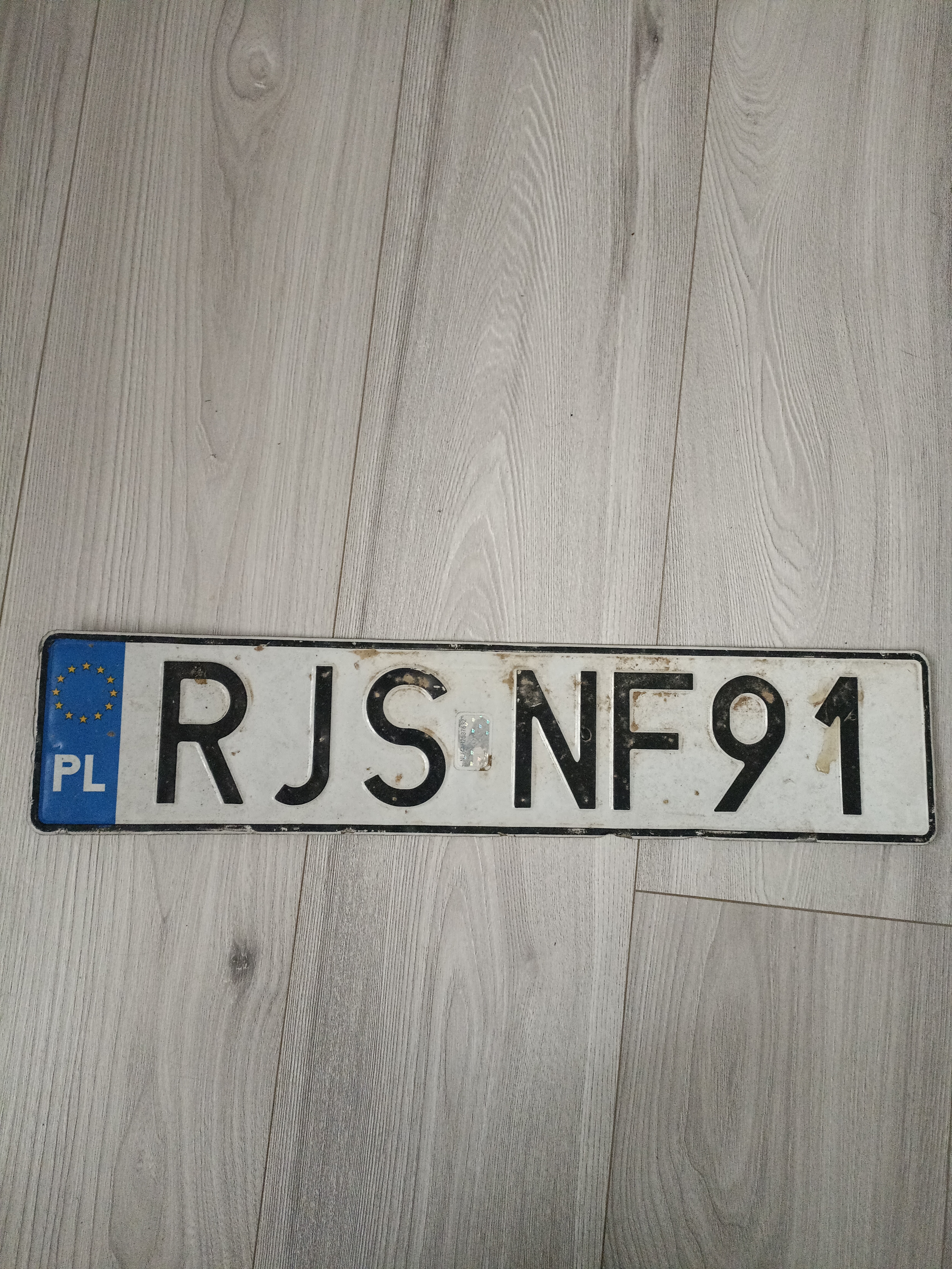 Znaleziono tablicę rejestracyjną o numerach RJSNF91