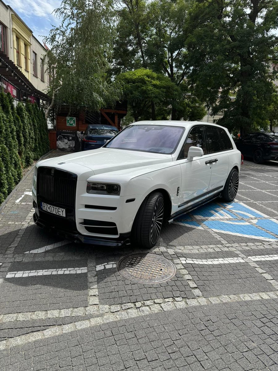 buc parkuje na miejscach dla niepelnosprawnych