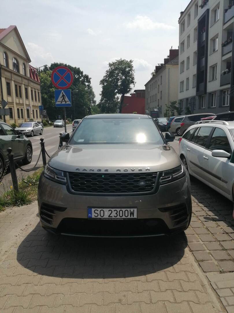 Kierowca całkowicie zastawił chodni tuż przed komendą policji.