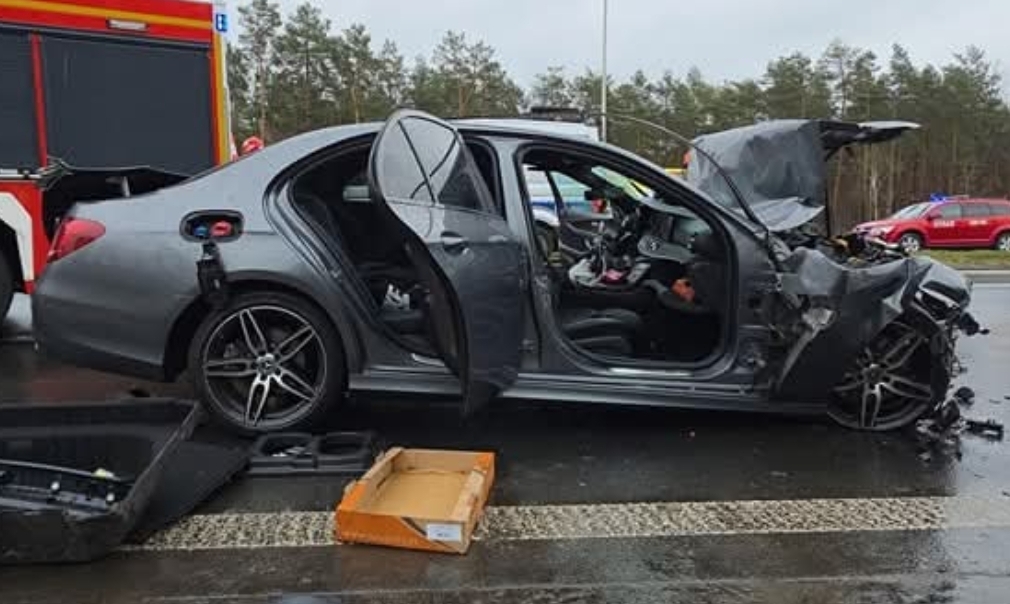 Uszkodzony mocno przód.