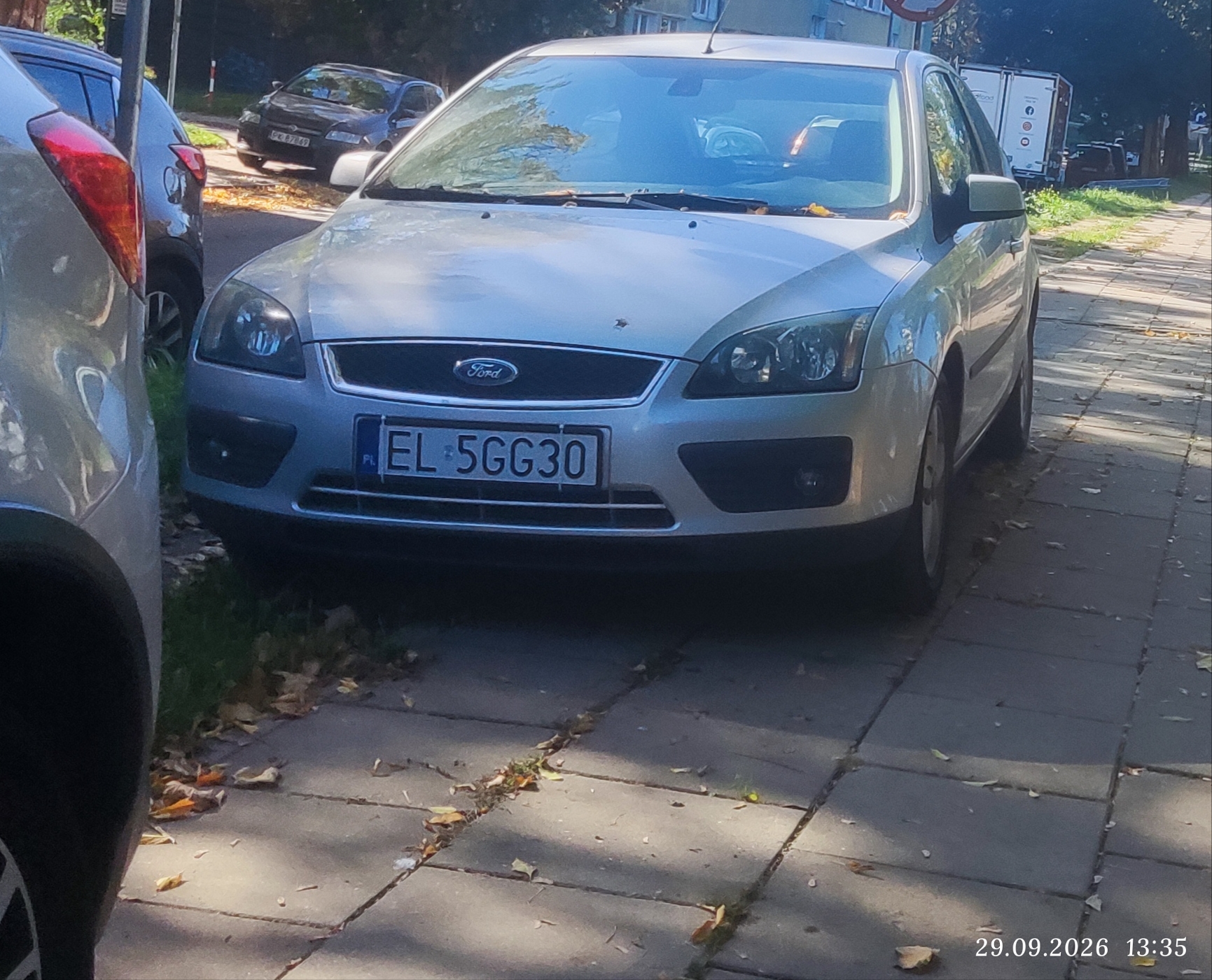 jazda po chodniku wzdłuż boiska szkolnego przy Rydla 3. parkowanie na trawniku/terenie zielonym, z dala ...