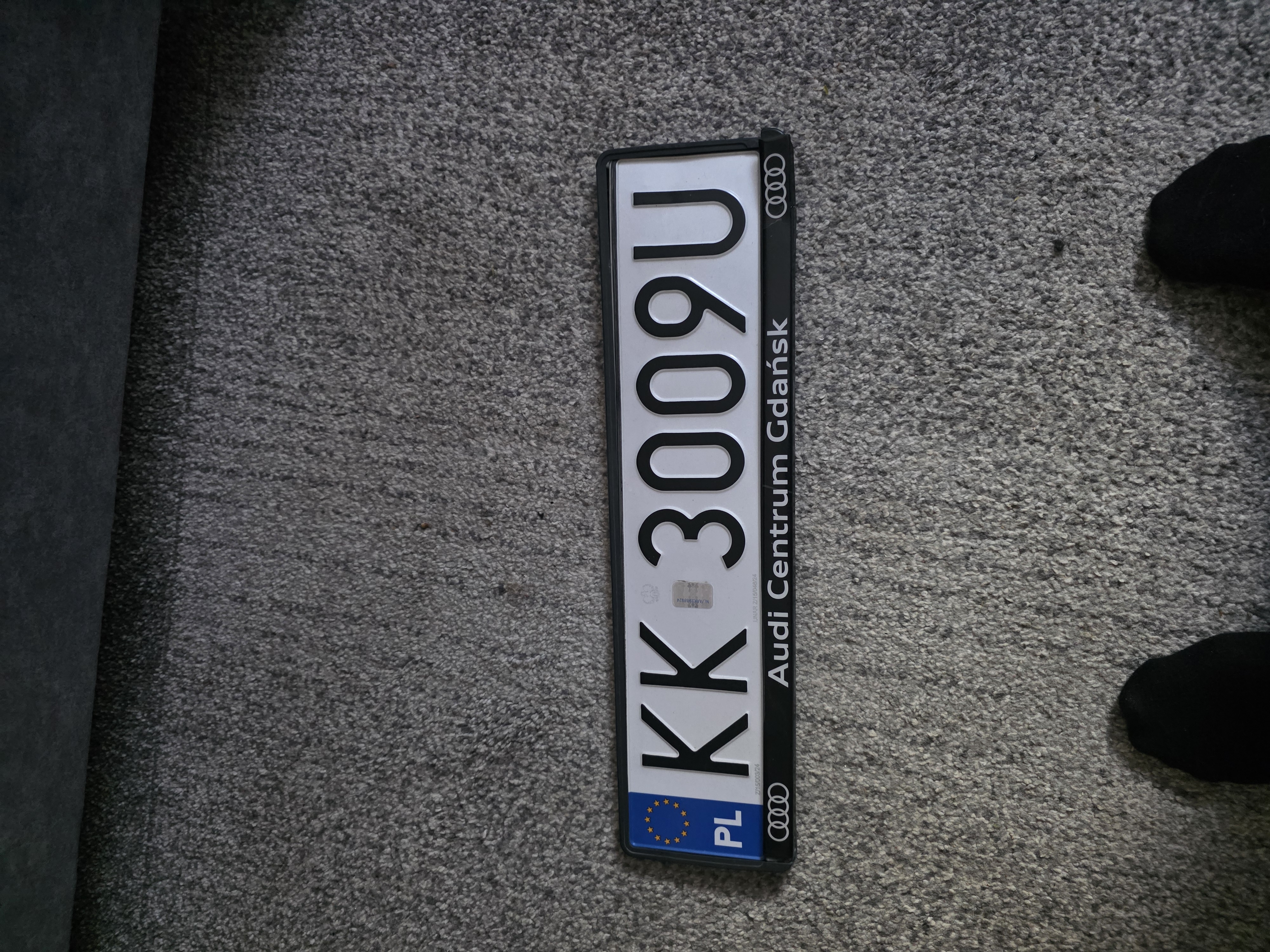 Znaleziono tablicę rejestracyjną o numerach KK3009U