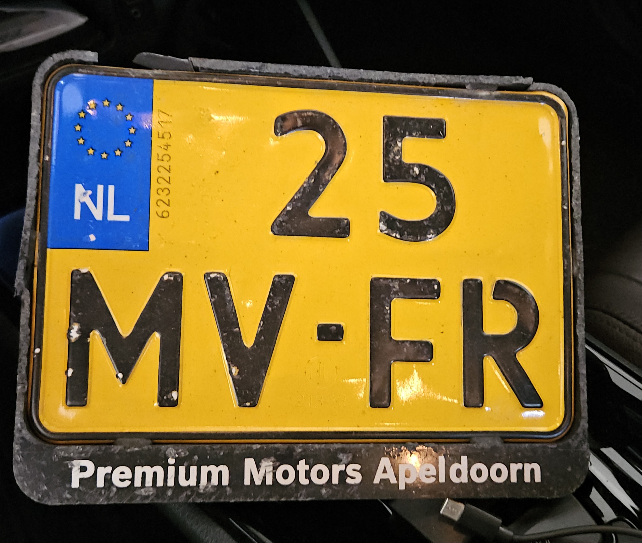 Znaleziono tablicę rejestracyjną o numerach 25MVFR