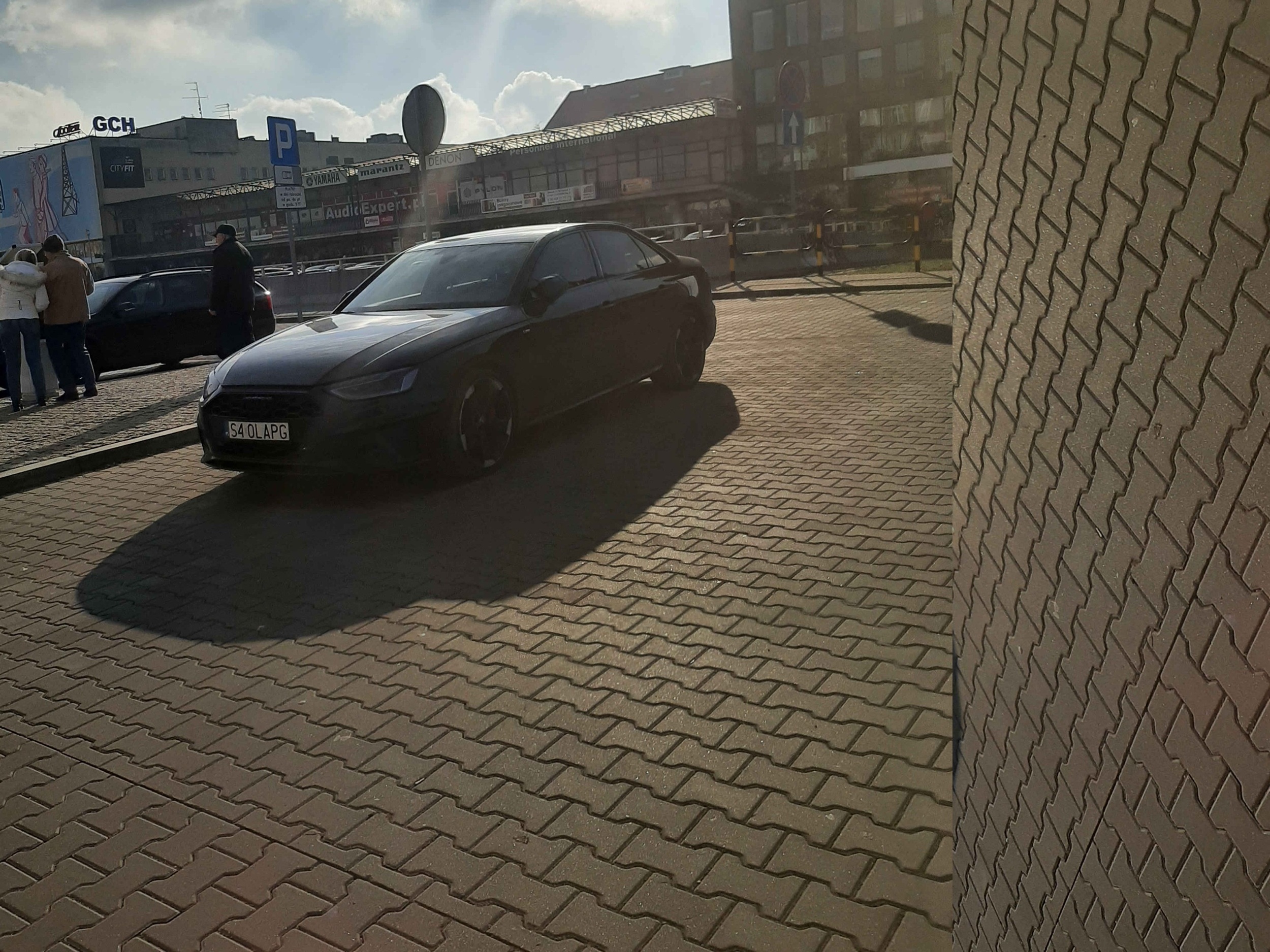 bardzo nieelegancko zaparkowany wóz na trasie do zawracania na parkingu nad DTŚ w Gliwicach,<BR>piękne ...