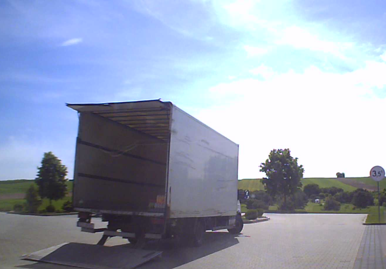 Kuta. napakowany ste..dami w białej bluzce obcisłej z dużymi c..kami i w ciemnych okularkach od skośnookich, ...