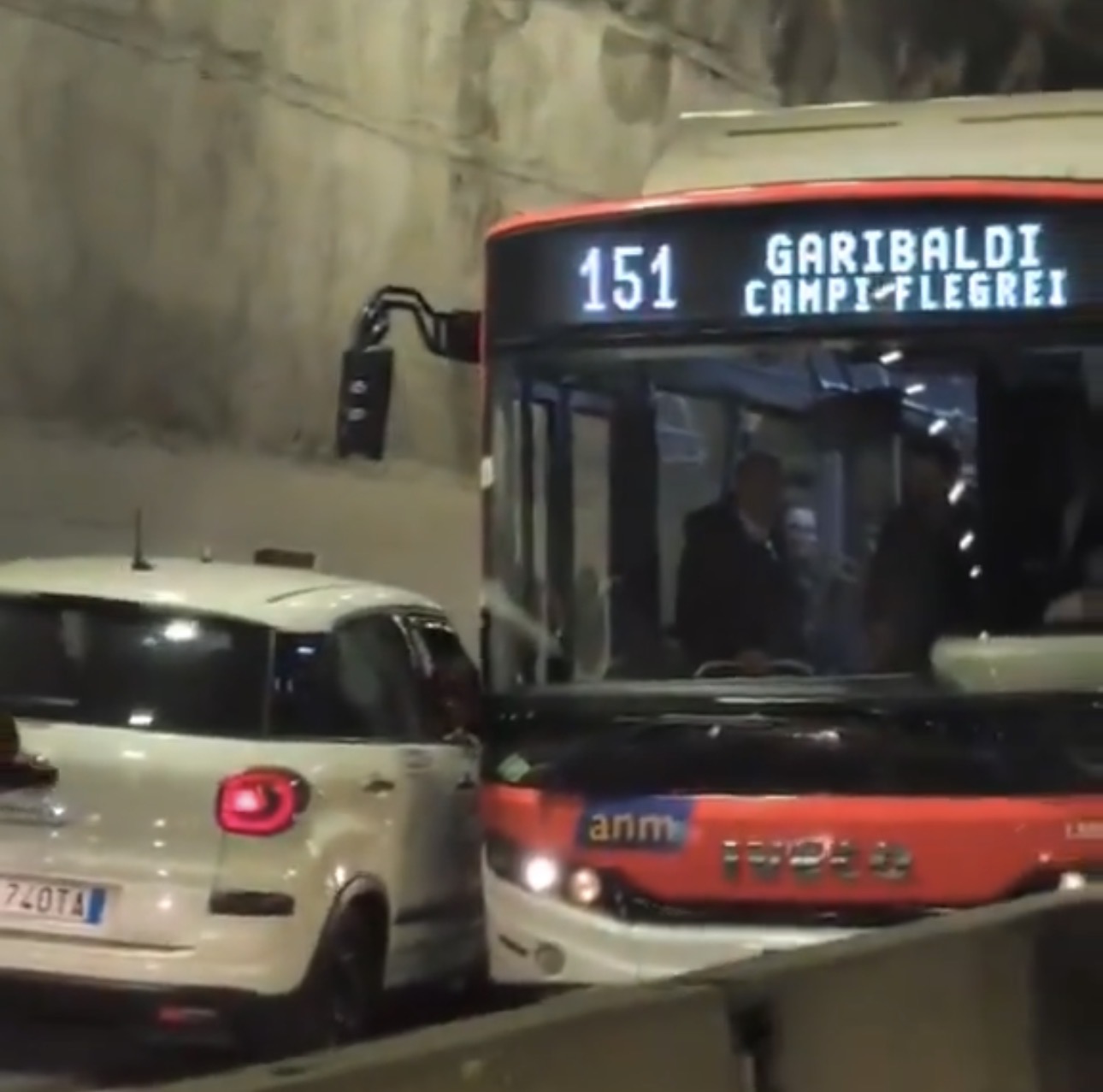 Pirat drogowy w pojeździe o numerach rejestracyjnych GV740TA