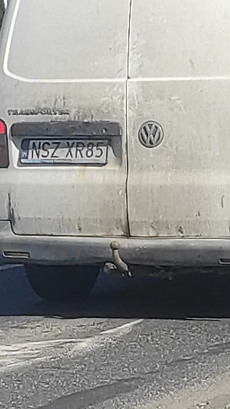 Zaczepia ludzi na chodniku dziwny podejrzany typ. Przestroga dla rodziców dzieci jak i dorosłych osób