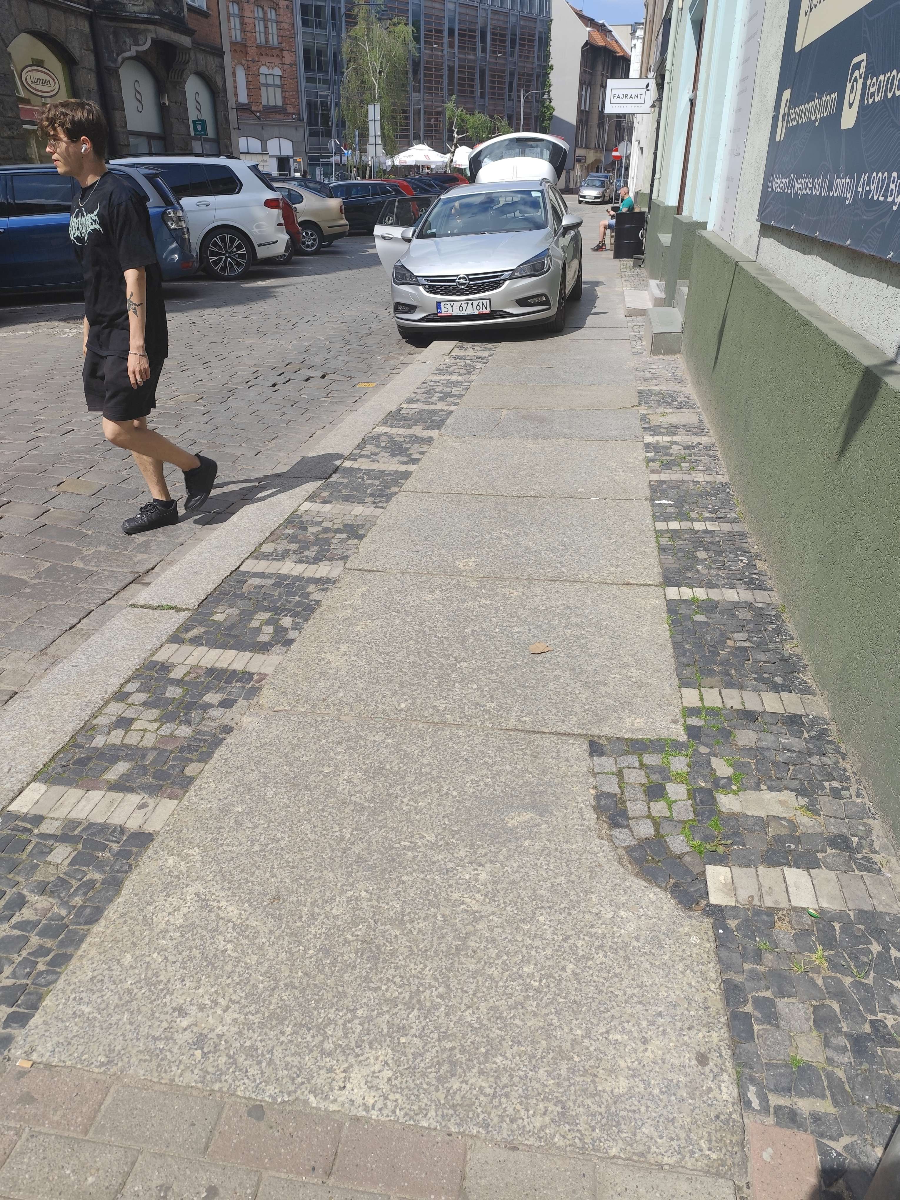 Mistrz parkowania w pojeździe o numerach SY6716N