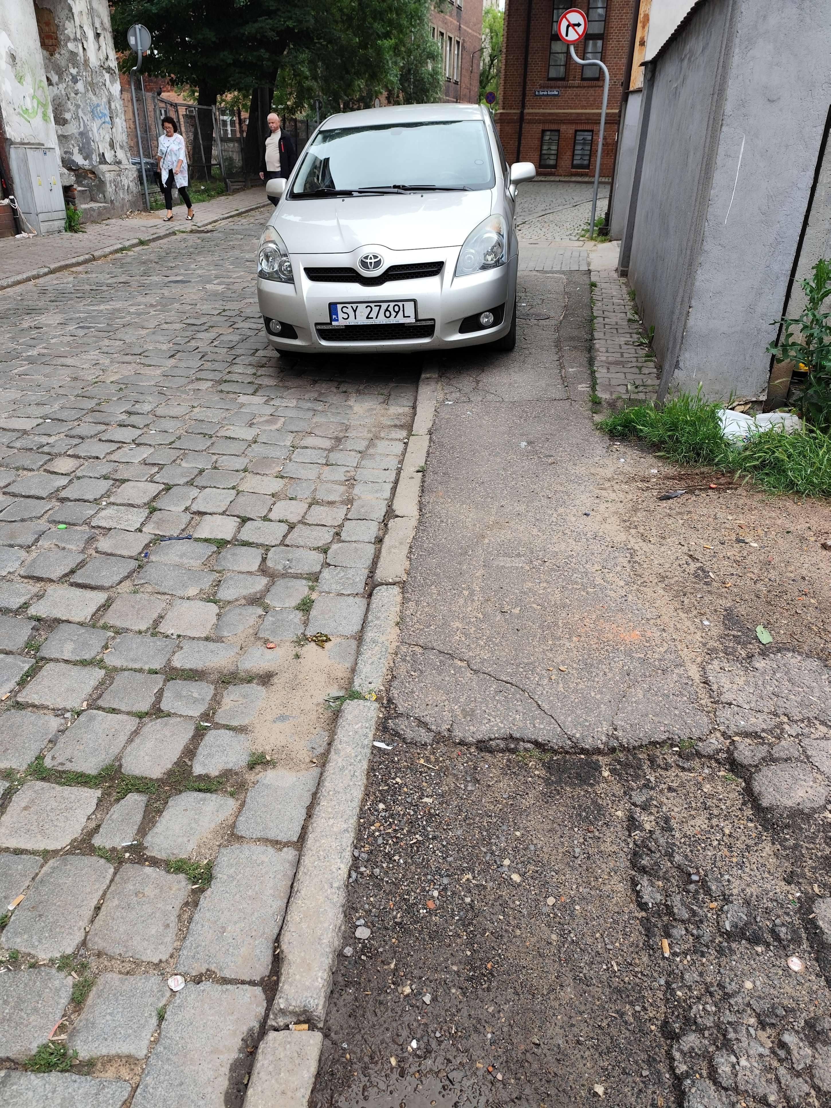 Mistrz parkowania w pojeździe o numerach SY2769L