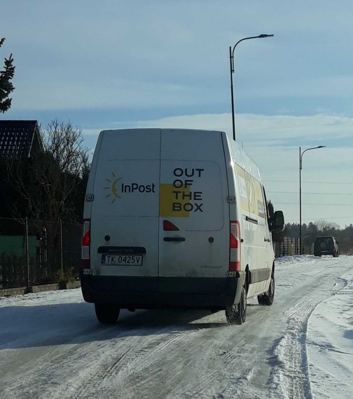 Ten nawiedziony kurier wyjechał mi tuż przed maskę z marketu DINO na Siesławicach po to, aby za 150 m skręcić. ...