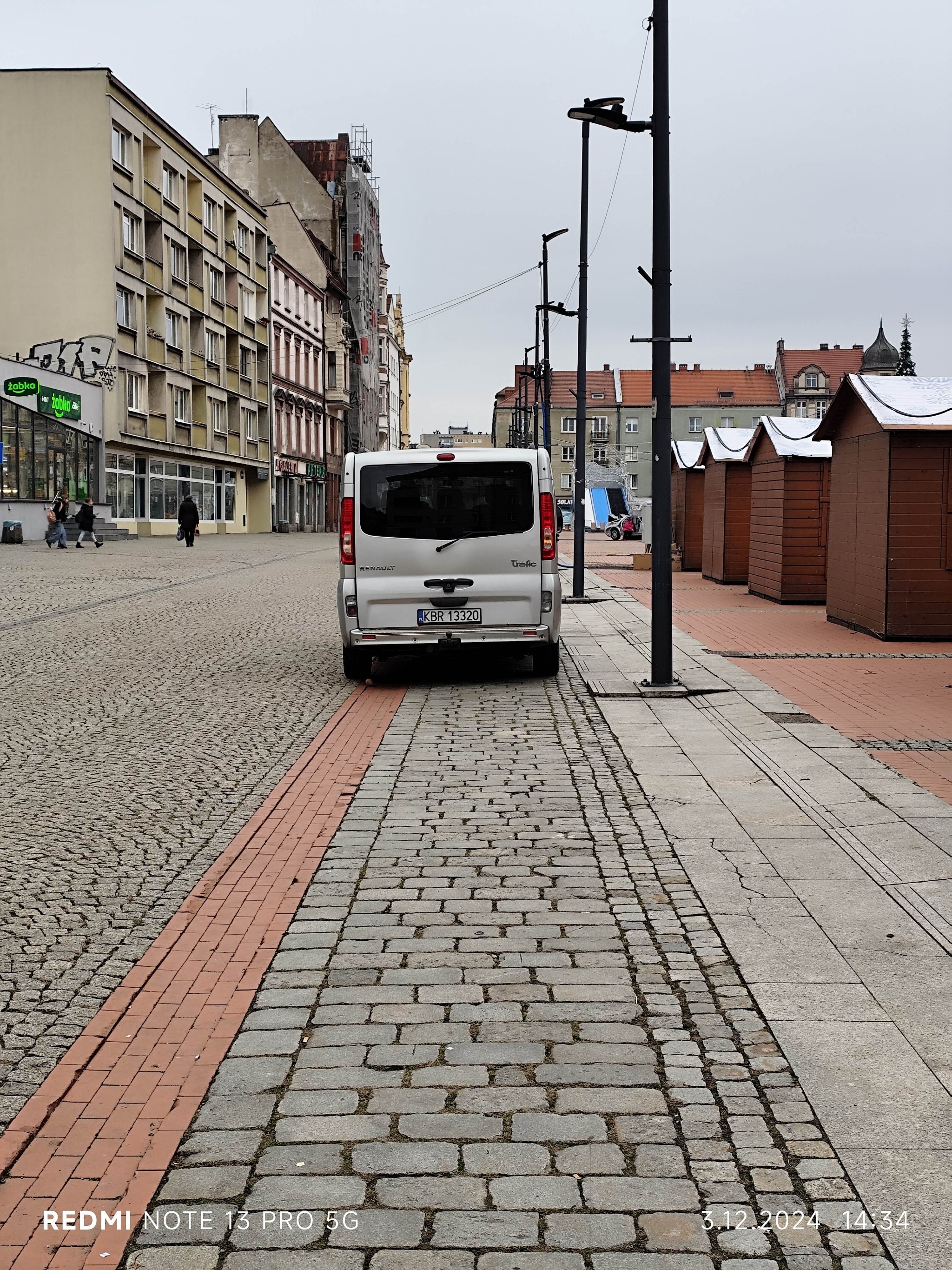 Pierdolony debilu wypad z chodnika! Masz kurwa mało miejsca?