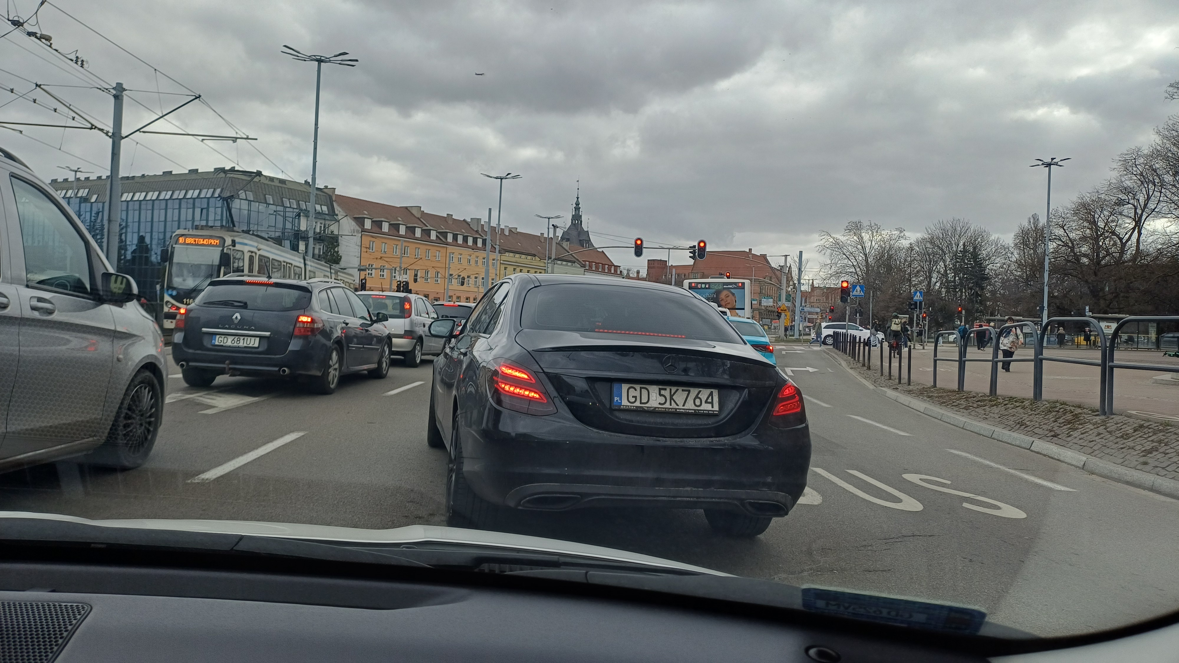 Pirat drogowy w pojeździe o numerach rejestracyjnych GD5K764