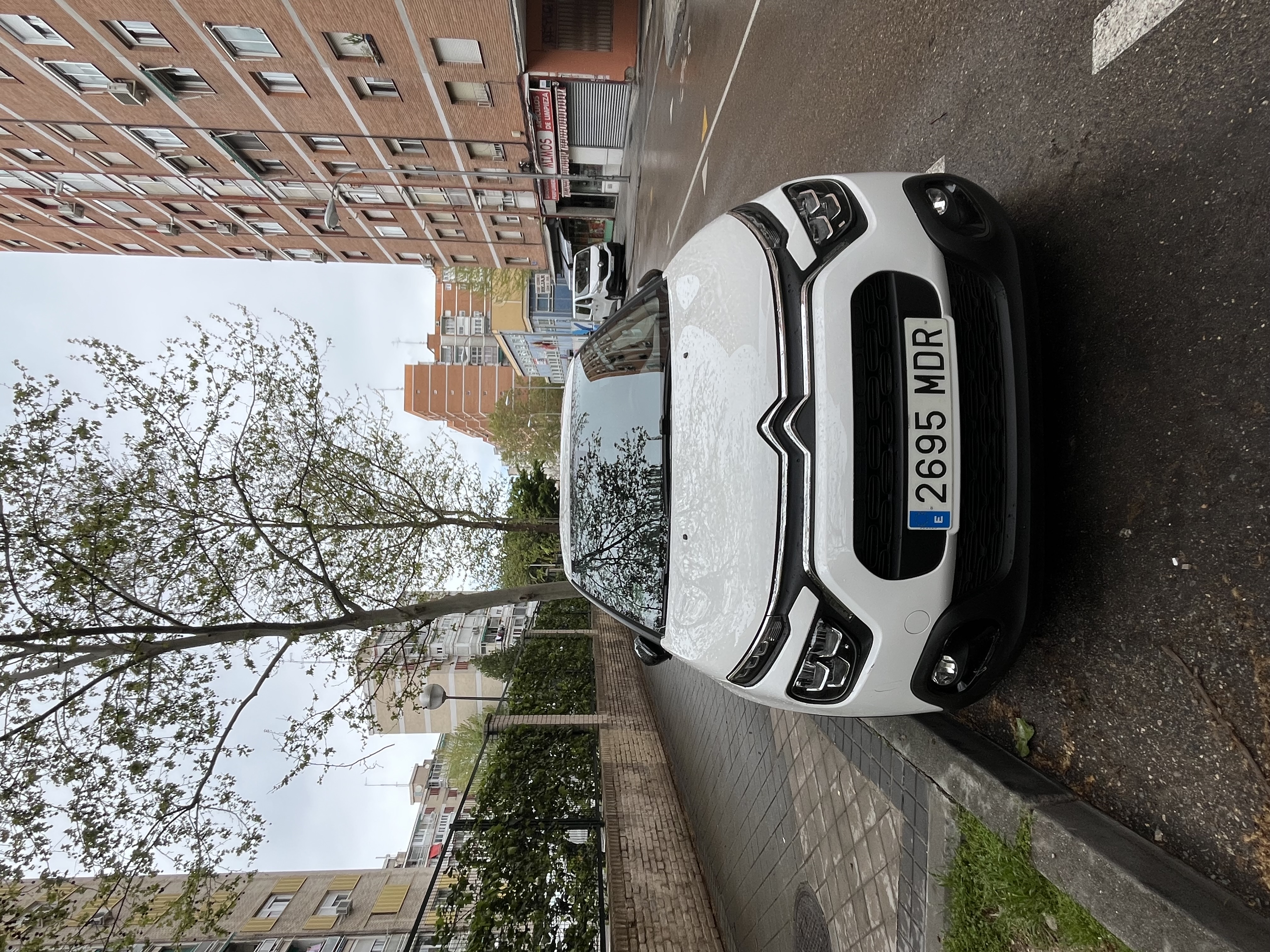 Skradziono pojazd o numerach rejestracyjnych 2695MDR