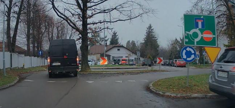 Polecenia były niejasne, nawigacja kazała skręcić na rondzie w lewo.....