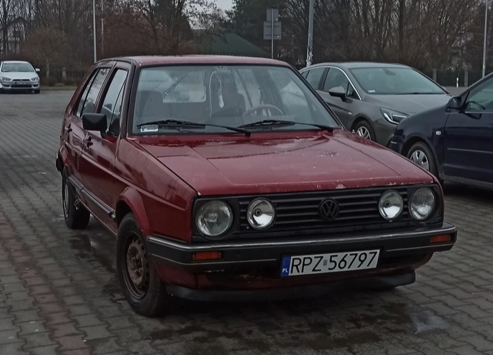 Tym leciwym golfikiem jeździ przepiękna brunetka która bardzo mi się spodobała pozdrawiam panią ...