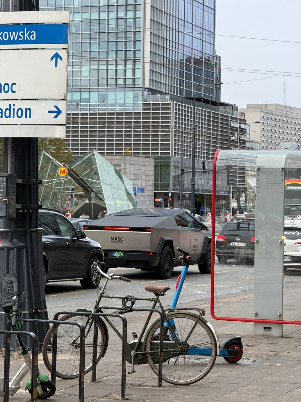 teSSla cybertruck, samochód nielegalny w europie ze względu na nie spełnianie przepisów homologacyjnych ...