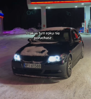 Dzieciak popisuje się szrotem na IG.