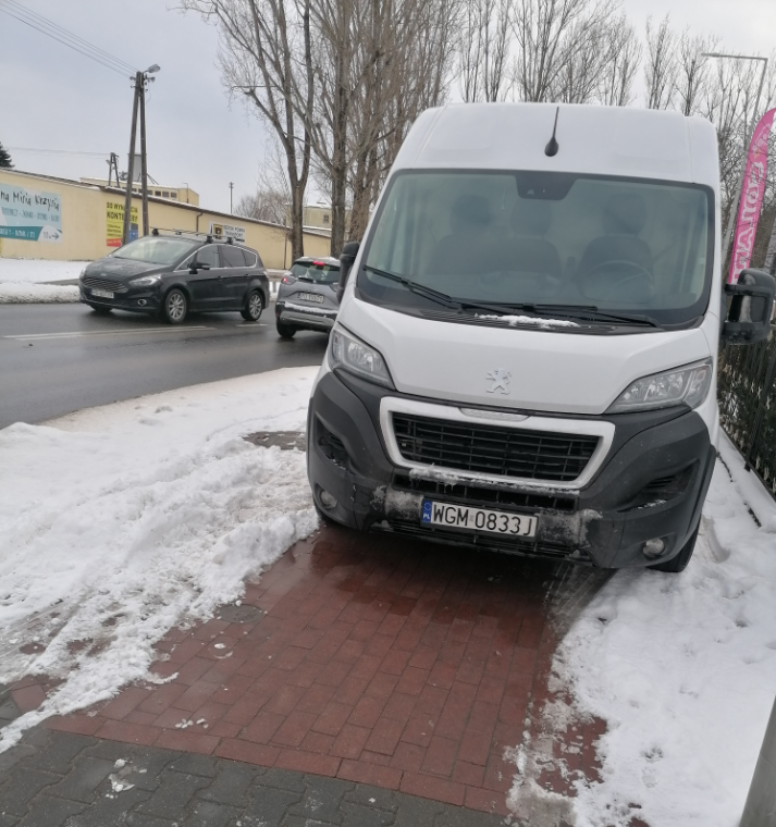 Świetnie odśnieżył sobie miejsce parkingowe, szkoda tylko, że piesi muszą sie przez zaspy przebijać.... ...