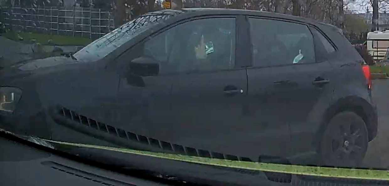 Srodkowy palec za to, że wymusił pierszenstwo