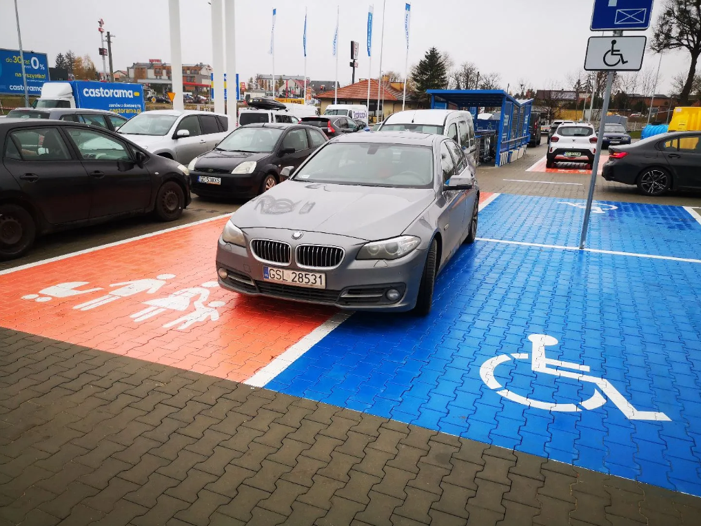 Nie mógł się zdecydować czy jest chory umysłowo czy na tyle gruby żeby stanąć na miejscu dla dużej ...