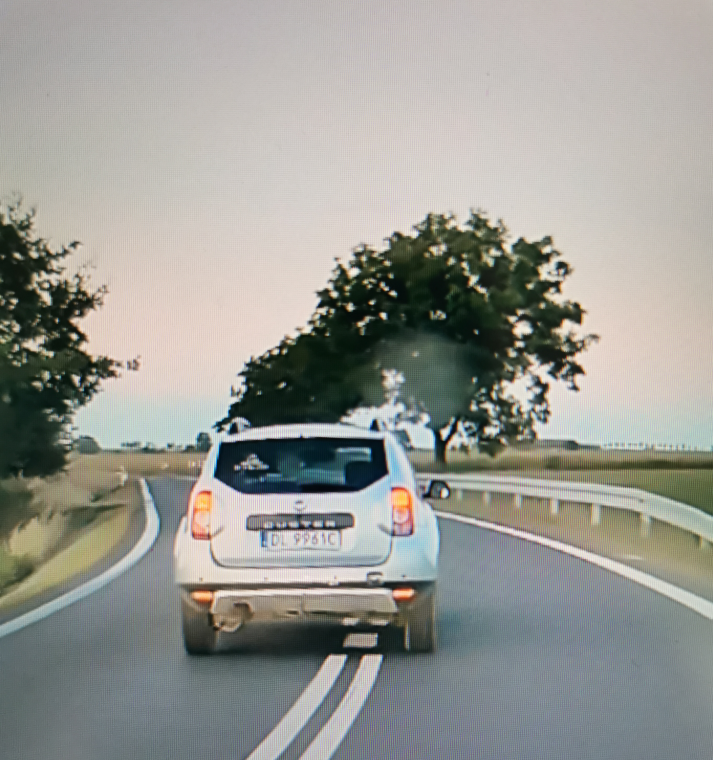 Pijany jakiś albo chory, przez 15 minut tak jechał