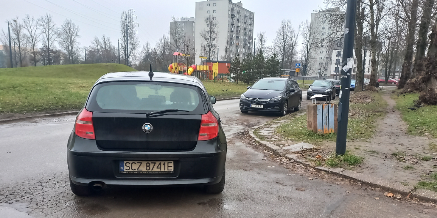 Piekny przykład prawidłowo zaparkowanego samochodu