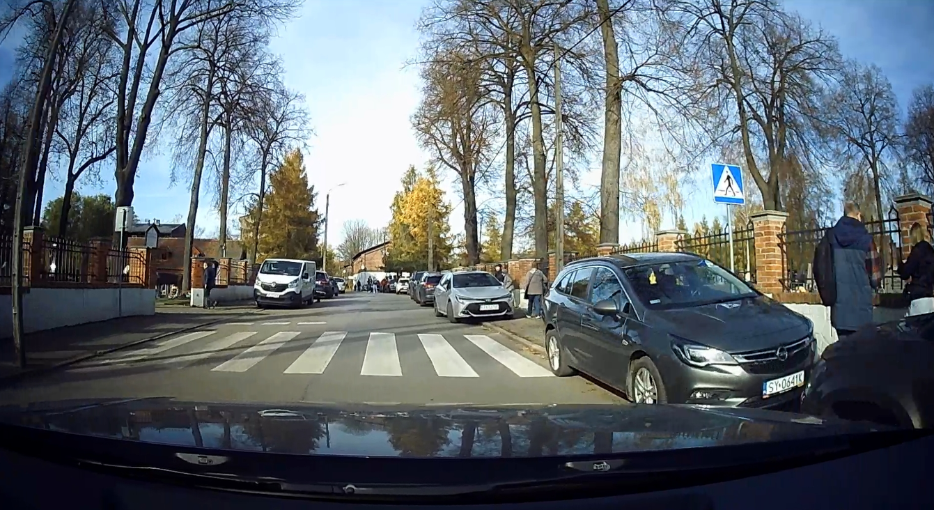 Trzeba był na środku tego przejścia stanąć. Ja wiem że miejsca parkingowego brakuje ale bez przesady