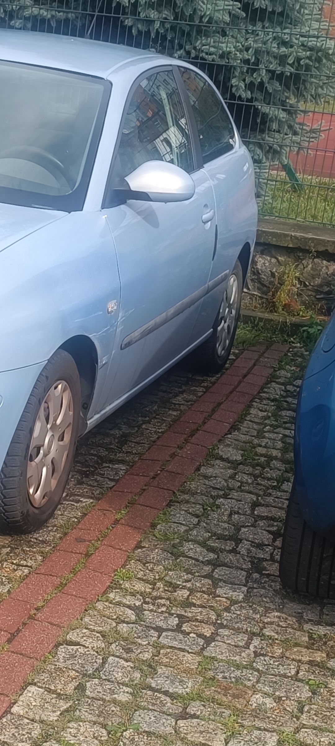 Przerysował samochód na parkingu