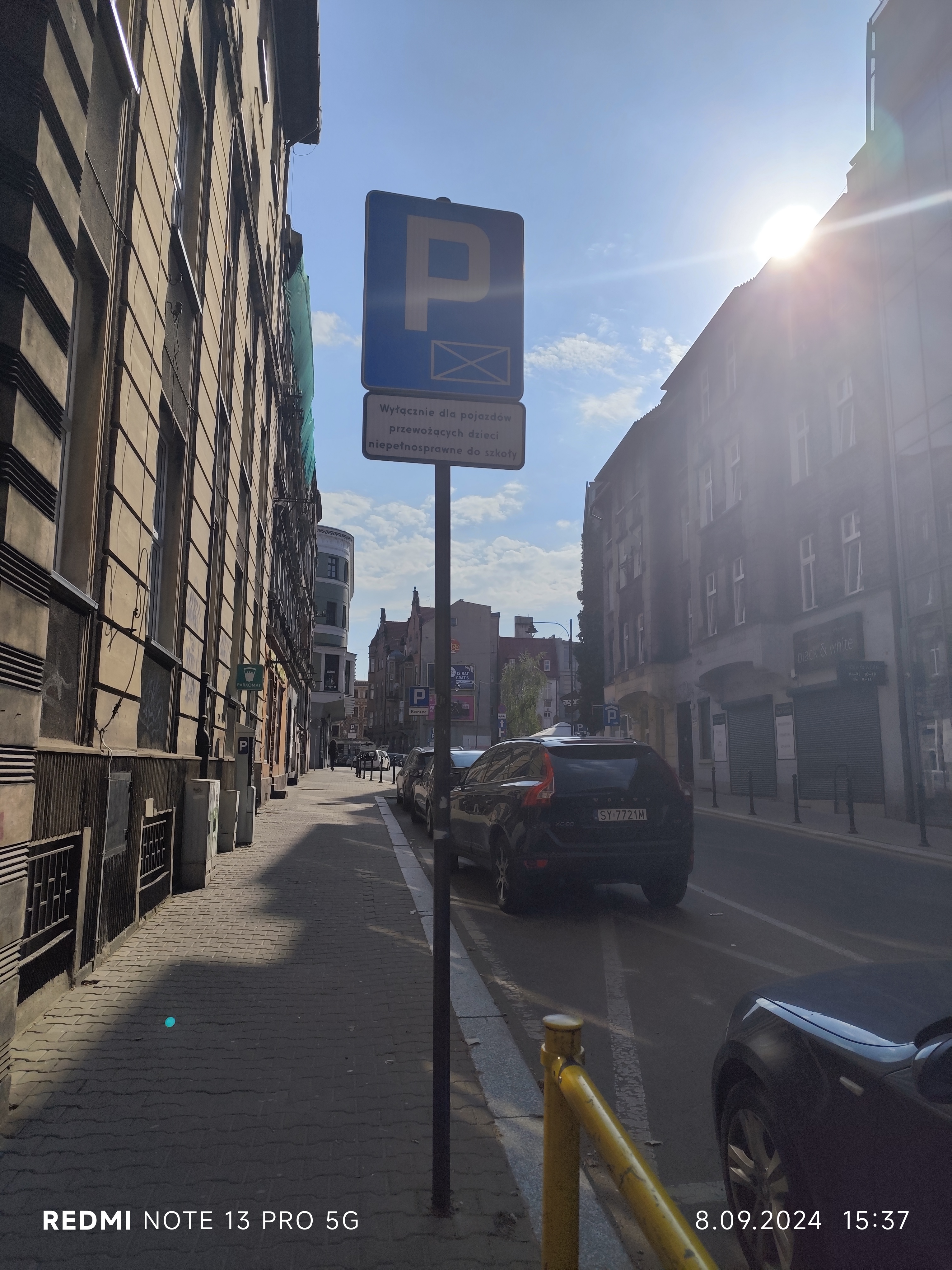 Mistrz parkowania w pojeździe o numerach SY7721M