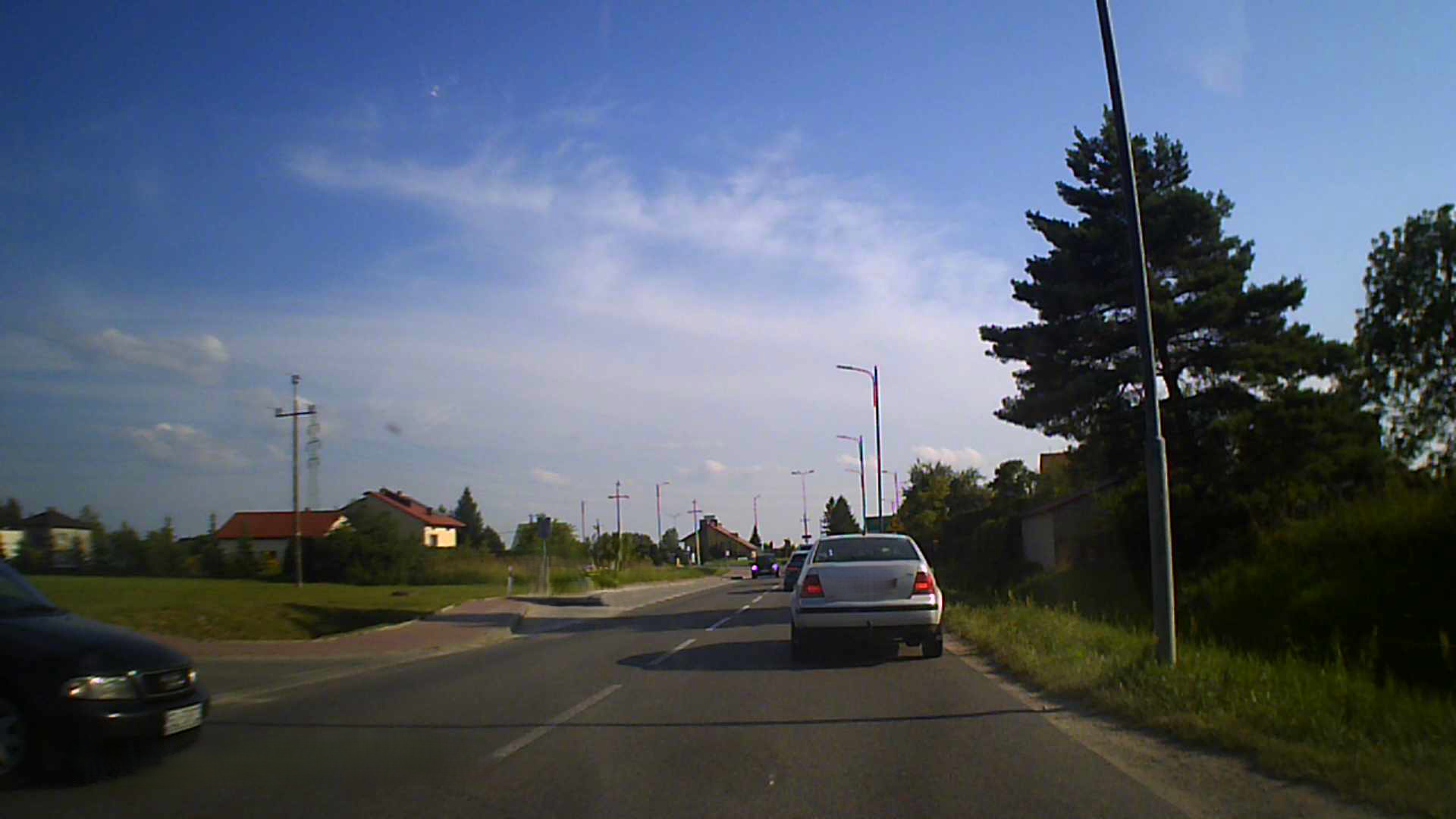 Łysy agresor próbuje wpie...lić się mi przed maskę, bo on wyjeżdża z marketu. Użycie sygnału ...