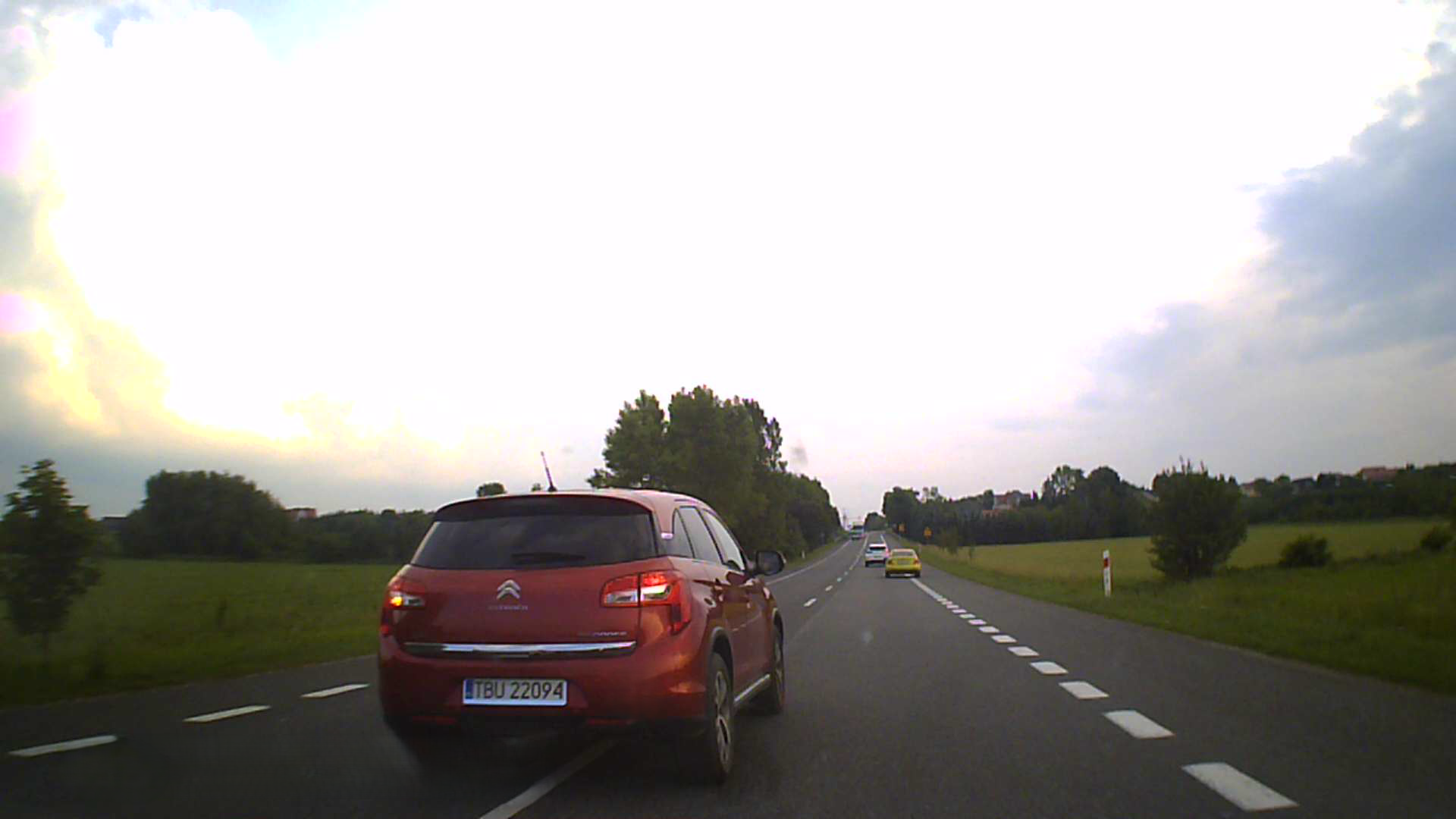 Narwaniec mimo braku mocy stara się wyprzedzić na siłę, a na dodatek zajechać drogę.